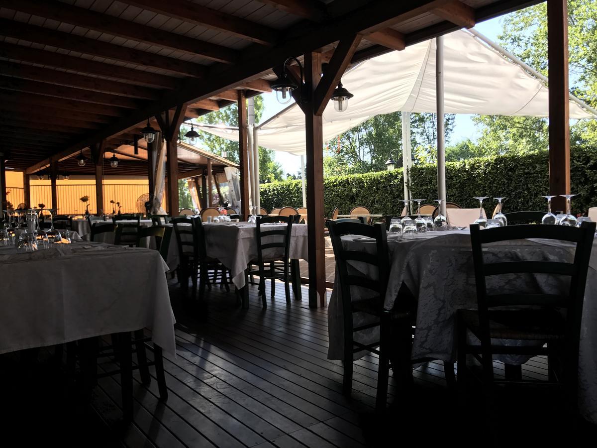 Hotel Locanda Della Luna Fogliano Marina Exterior foto